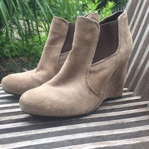 Born Suede Wedge Booties ❤️